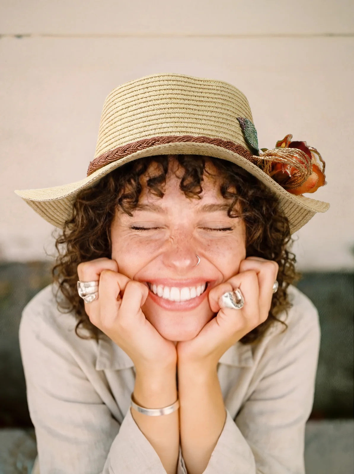 Women's Boater Straw Hat with Floral Embellishment Wide Brim Sun Hat Summer Beac – view 04