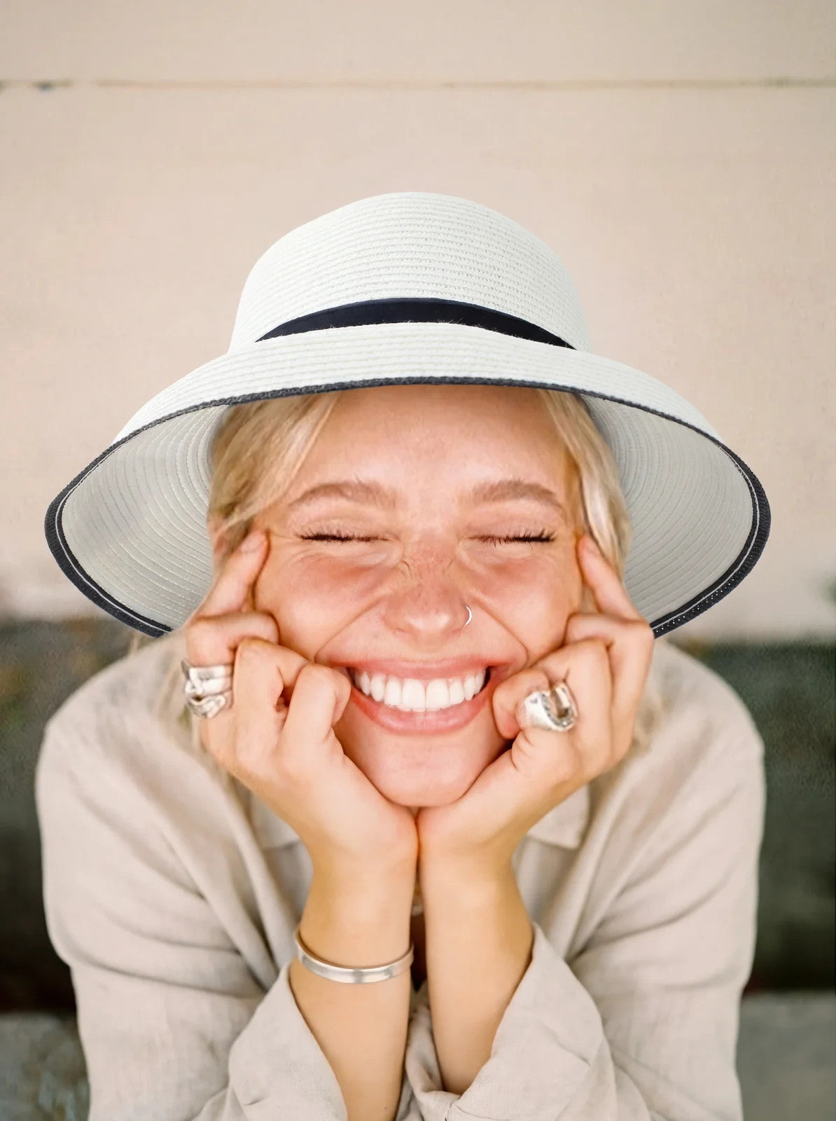 Women's White Straw Sun Hat Wide Brim Black Ribbon Bow Elegant Summer Beach Hat – view 04